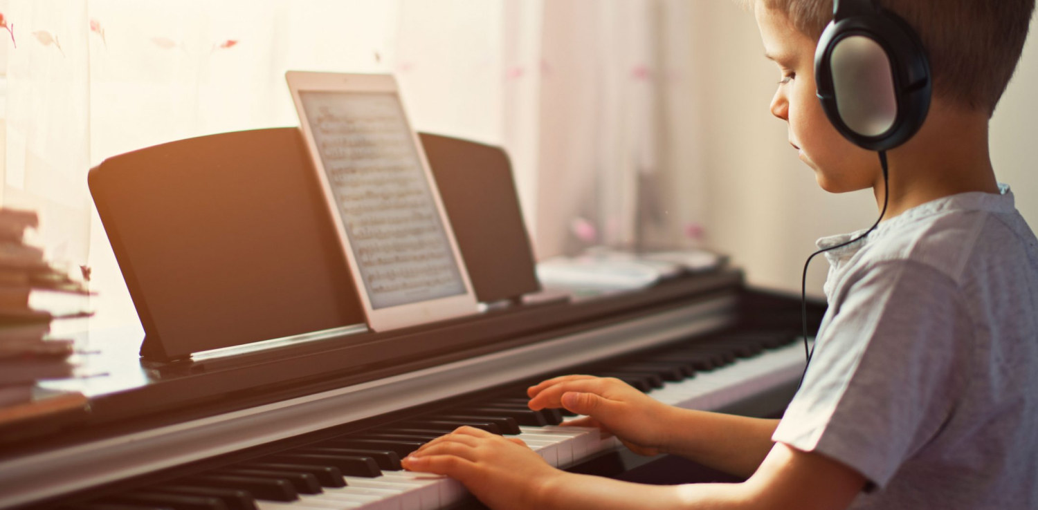 Растим пианиста: как выбрать пианино для ребенка?